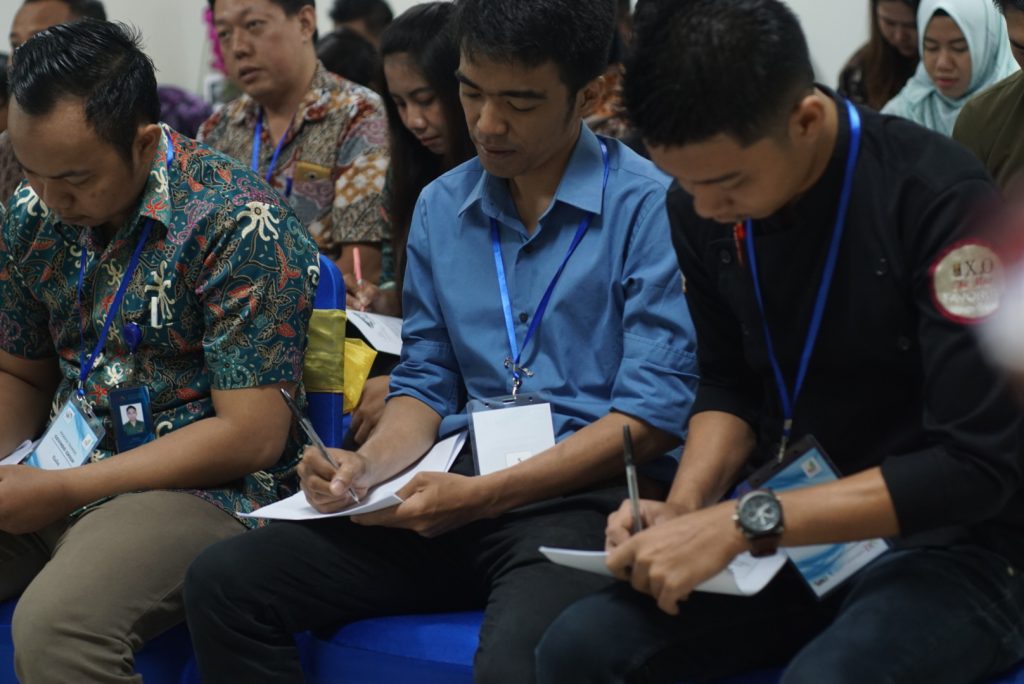 peserta training mengisi audit mindset di sesi pembuka program resilient mindset